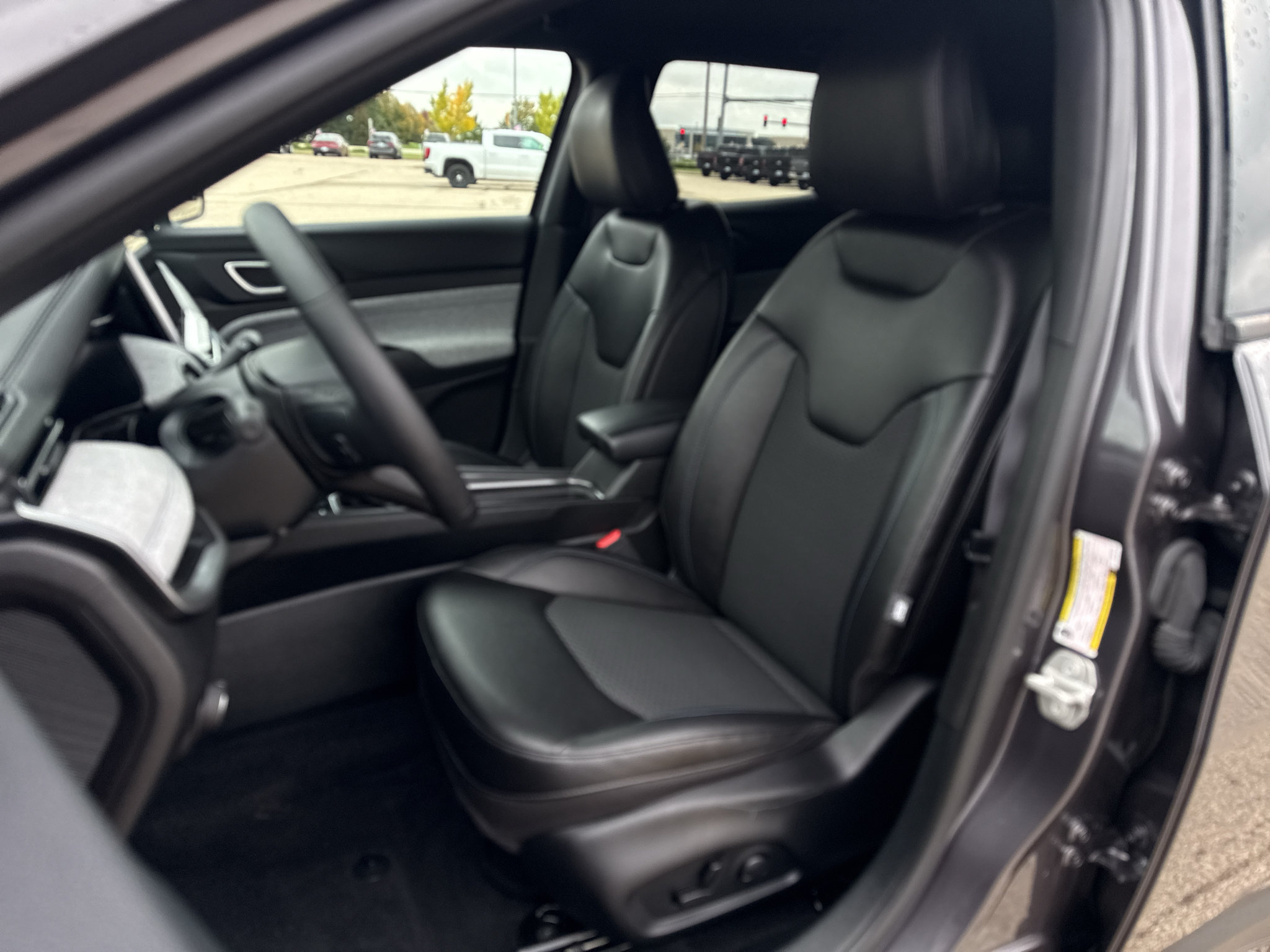 Used 2024 Jeep Compass Latitude w/ Convenience Group AWD/4WD image 10
