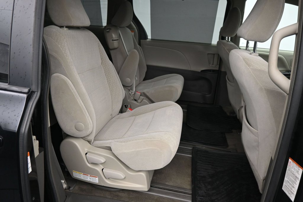 Used 2017 Toyota Sienna LE FWD image 12