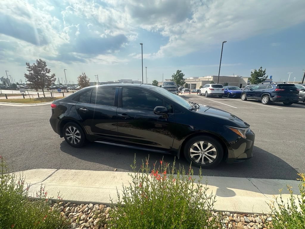 Used 2022 Toyota Corolla LE FWD image 3
