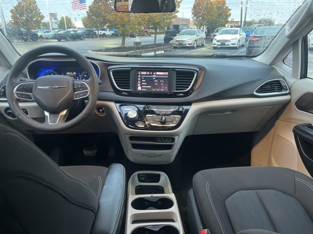 Used 2022 Chrysler Voyager LX image 17