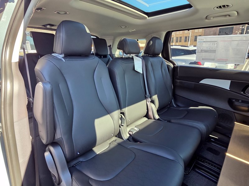 New 2027 Kia Carnival SX w/ Dark Edition Package FWD image 18