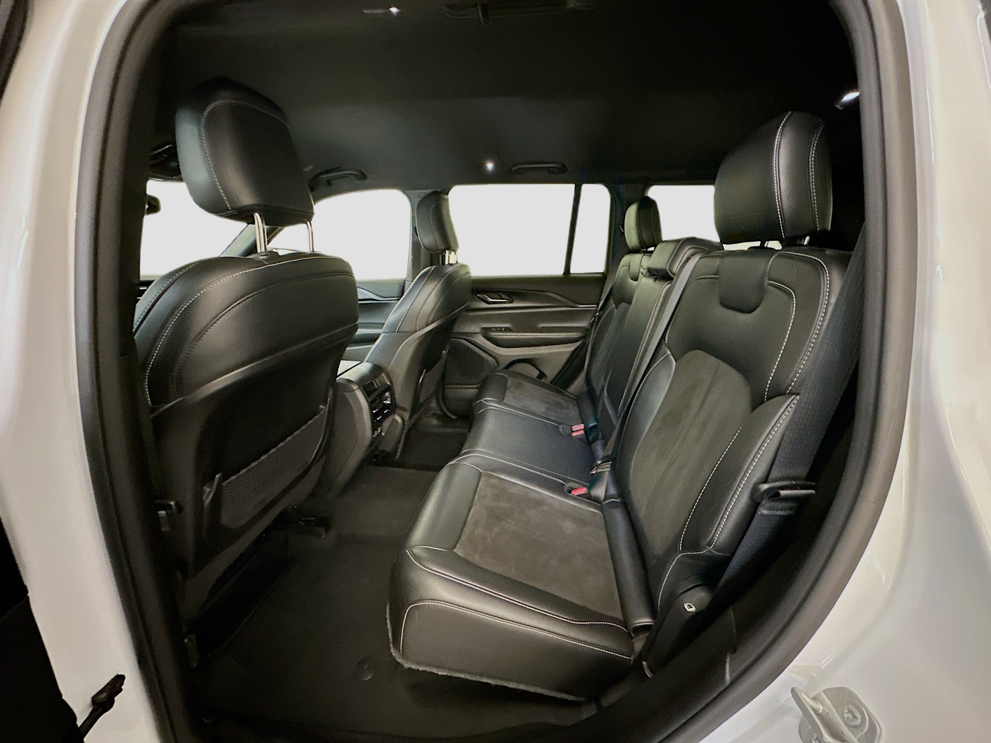 Used 2023 Jeep Grand Cherokee Altitude image 28