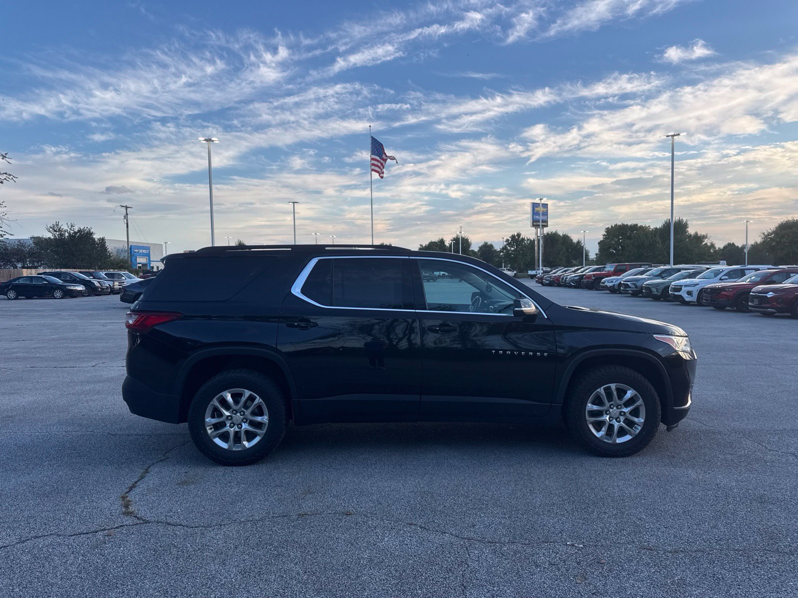 Used 2021 Chevrolet Traverse LT FWD image 3