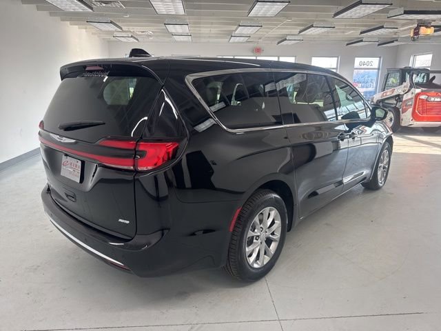 New 2026 Chrysler Pacifica Select image 8