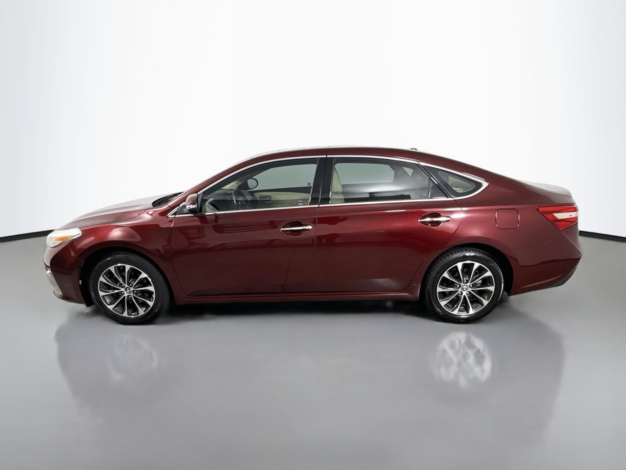 Used 2018 Toyota Avalon XLE Premium w/ Carpet Mat Package FWD image 4