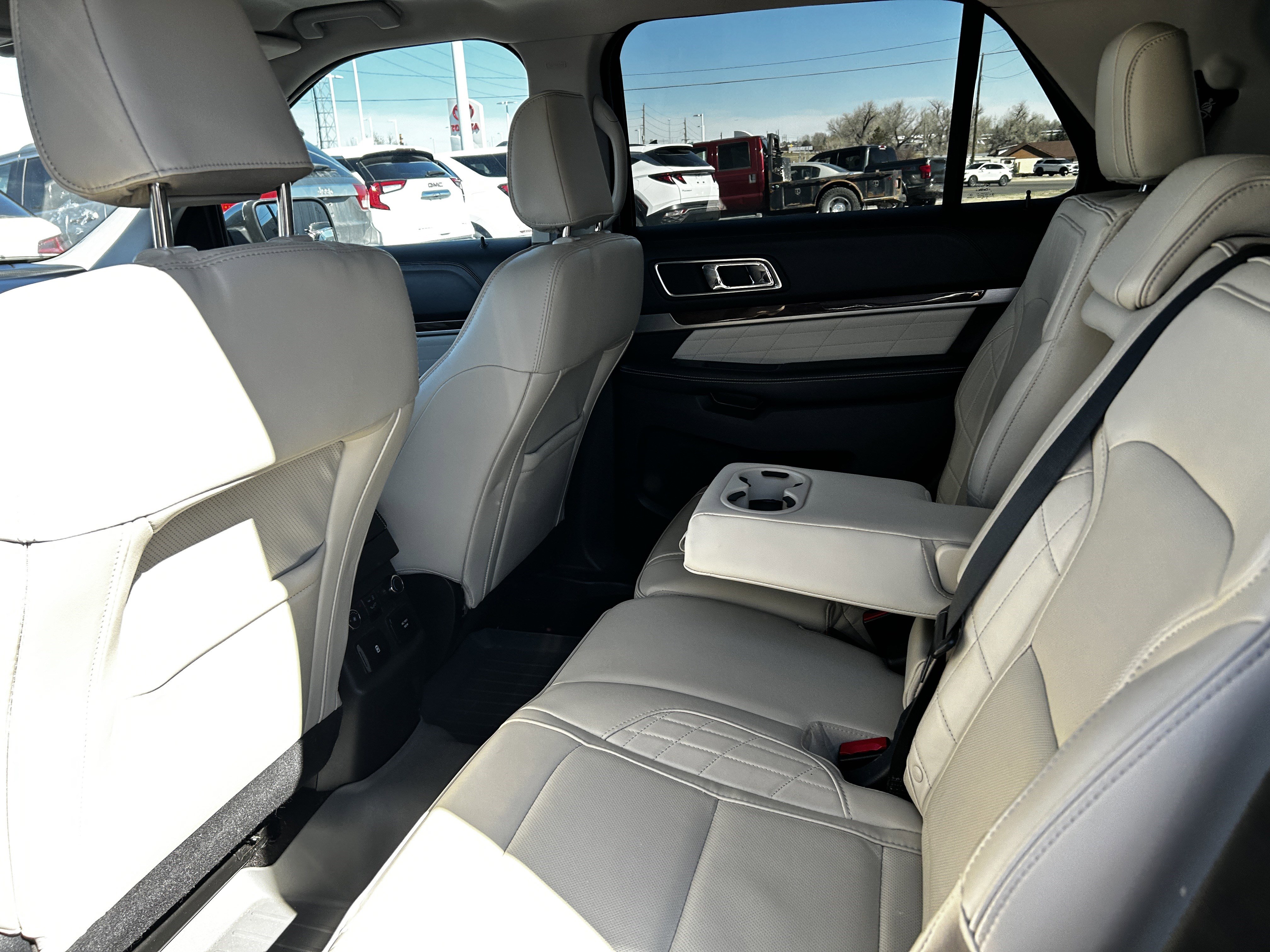 Used 2018 Ford Explorer Platinum image 10