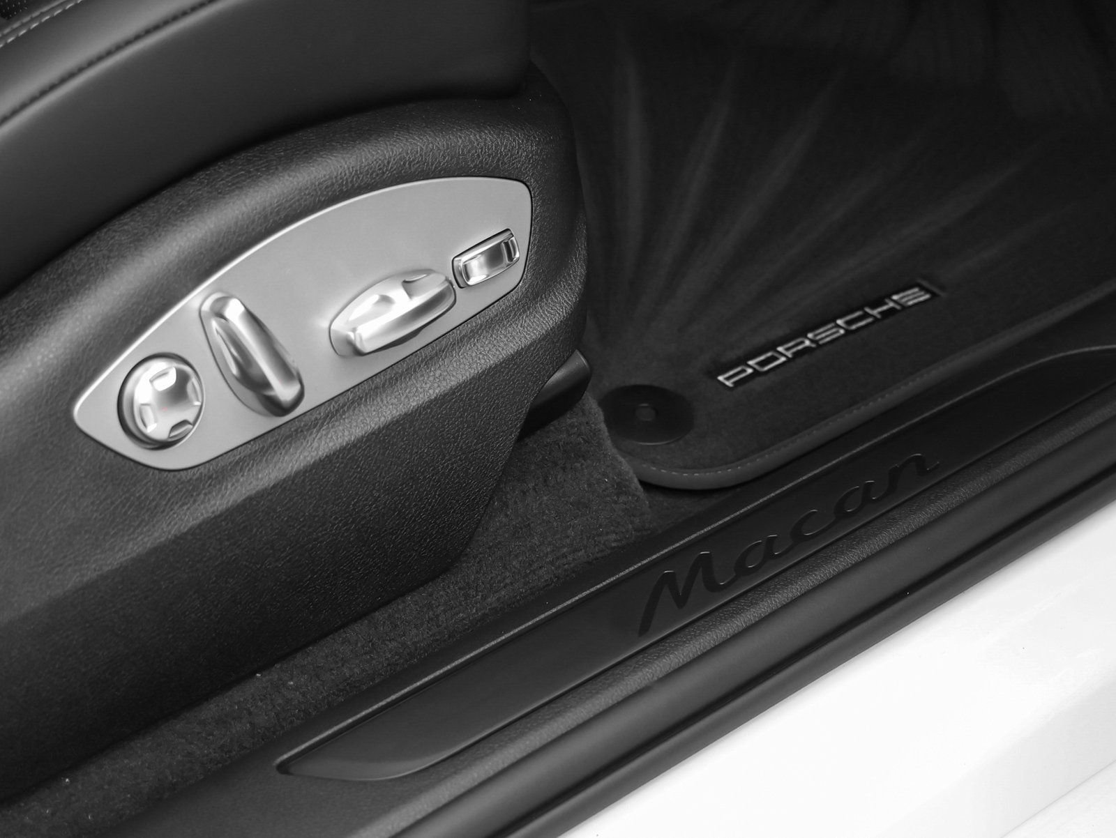Certified 2025 Porsche Macan AWD/4WD image 19