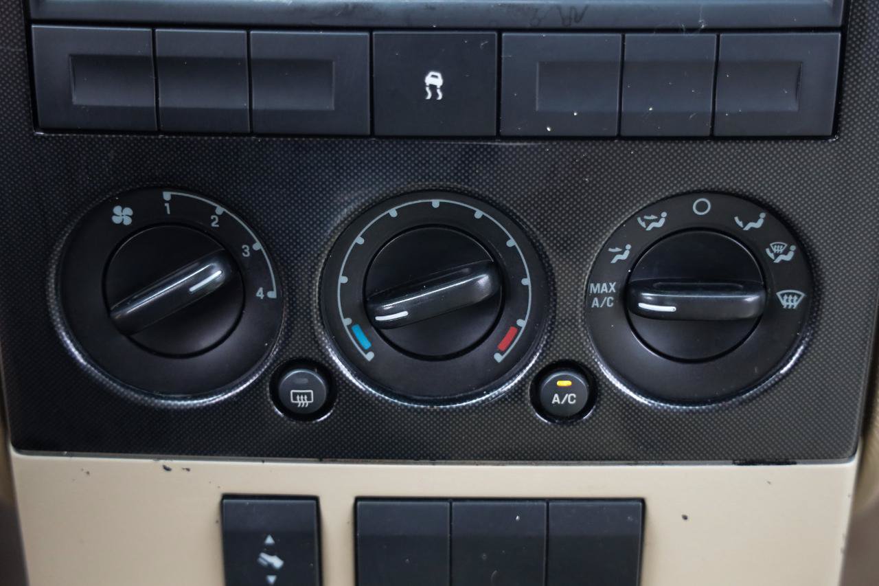 Used 2006 Ford Explorer XLT RWD image 31