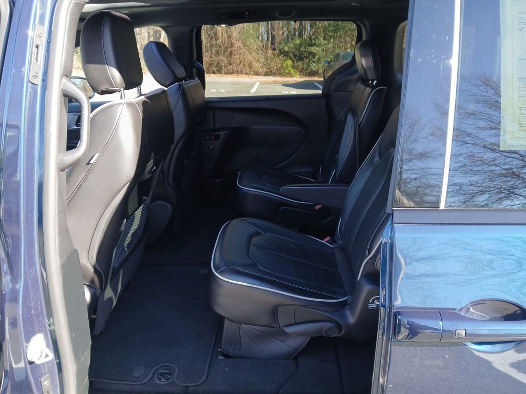Used 2025 Chrysler Pacifica Limited image 26