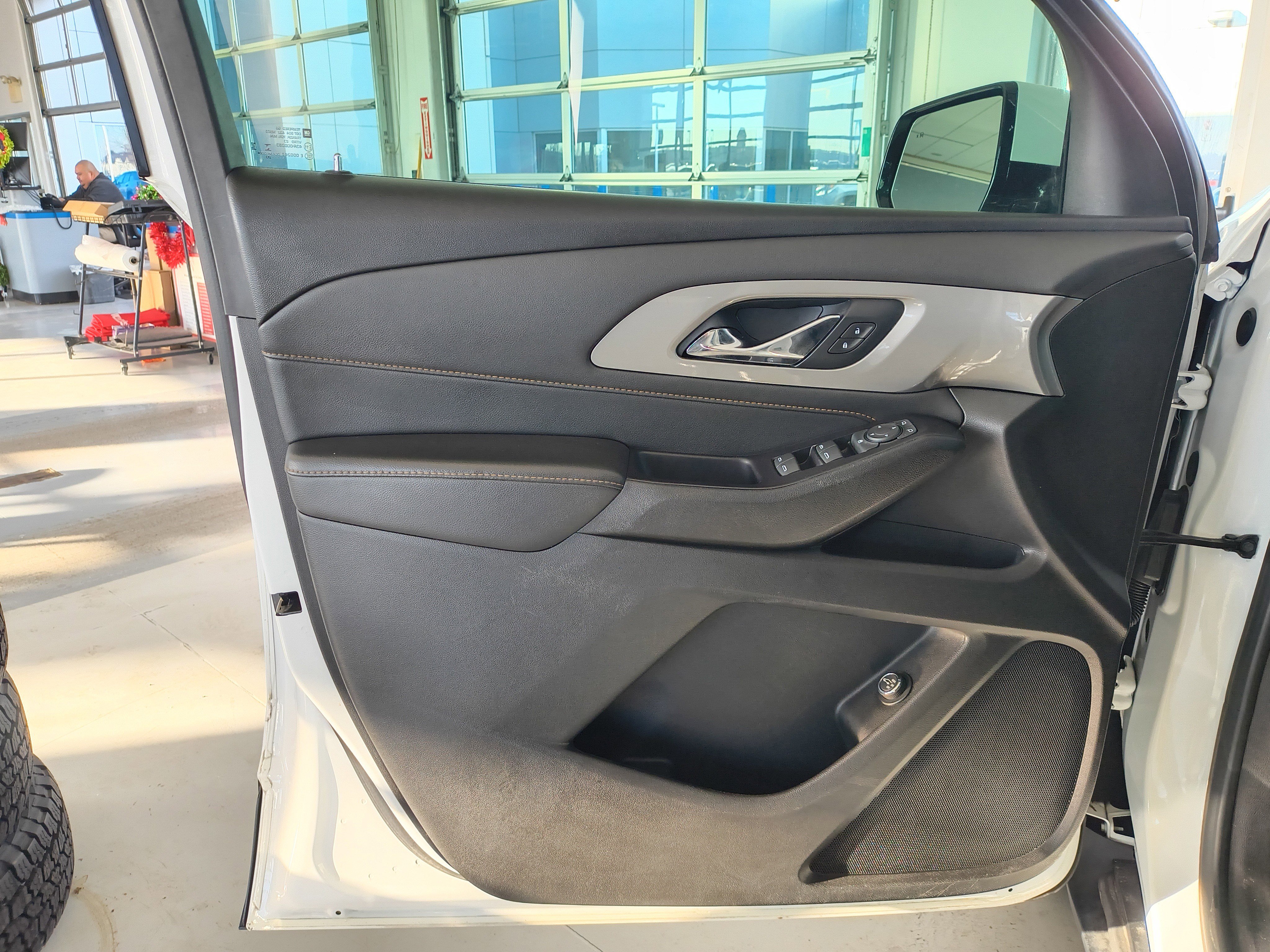 Used 2020 Chevrolet Traverse LT image 8