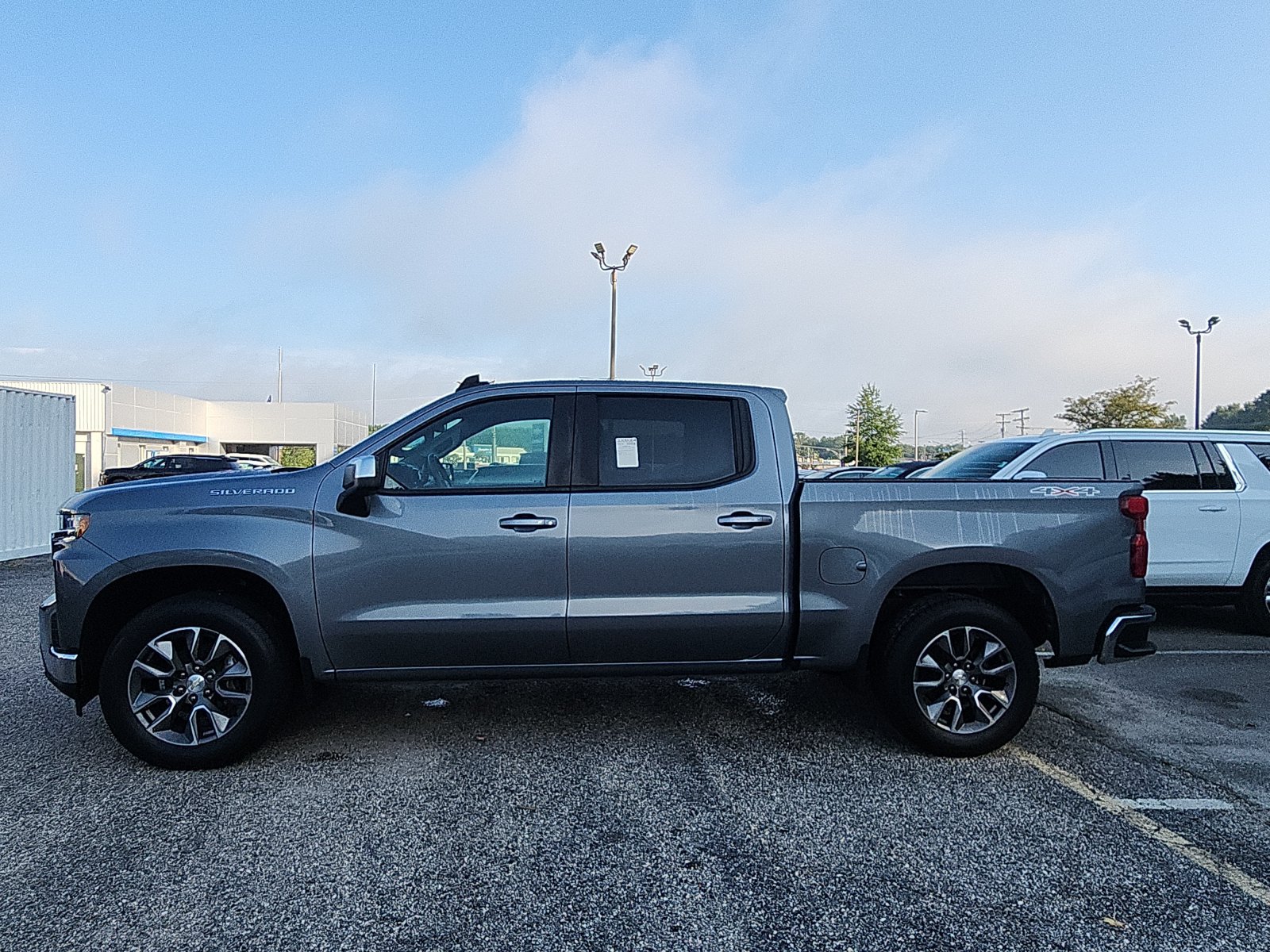 Used 2022 Chevrolet Silverado 1500 LT AWD/4WD image 2