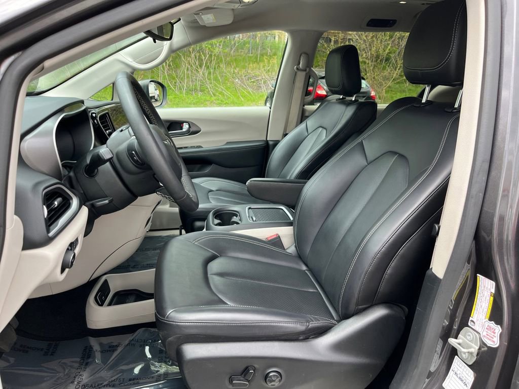 Used 2023 Chrysler Pacifica Touring-L FWD image 9