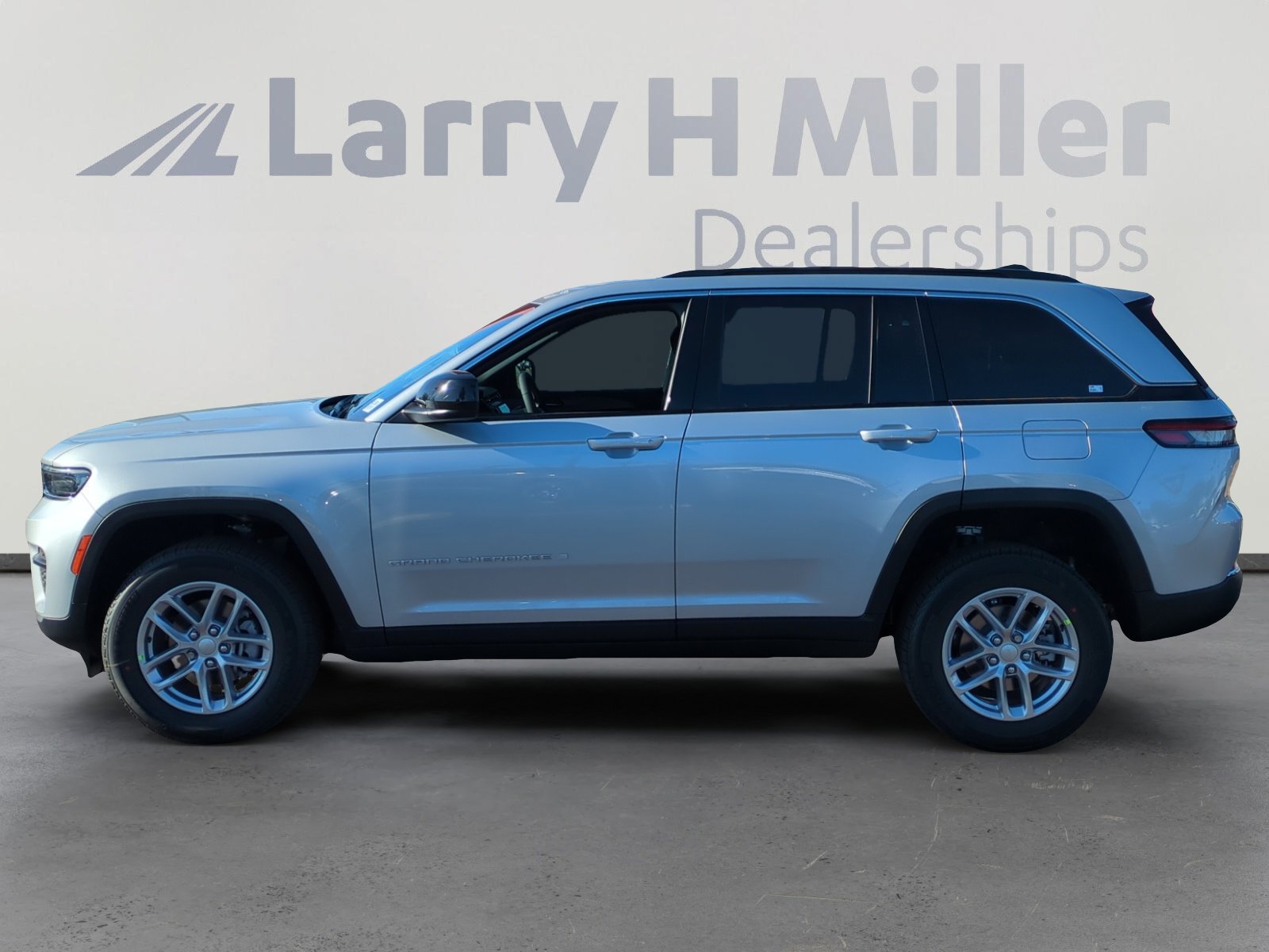 New 2025 Jeep Grand Cherokee Laredo w/ Luxury Tech Group I image 2