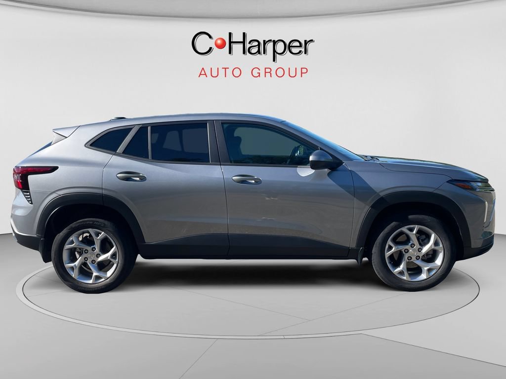 Used 2024 Chevrolet Trax LS w/ LS Convenience Package FWD image 2