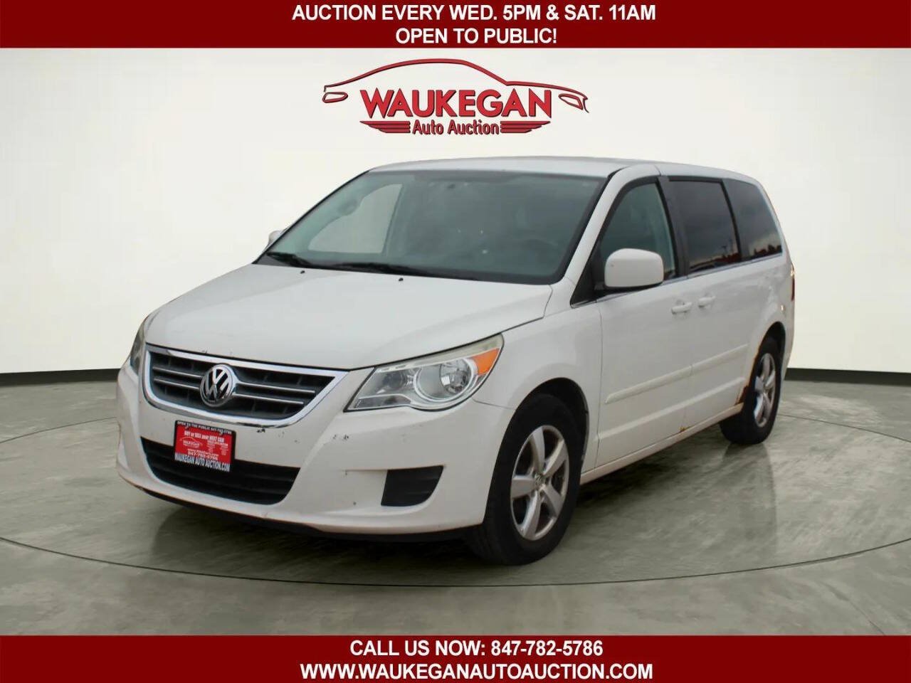 Used 2010 Volkswagen Routan SE FWD image 1