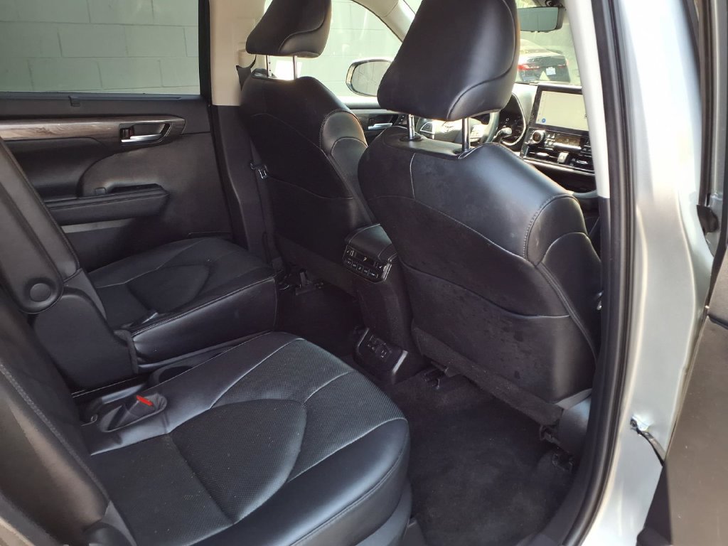 Used 2023 Toyota Highlander Platinum FWD image 22