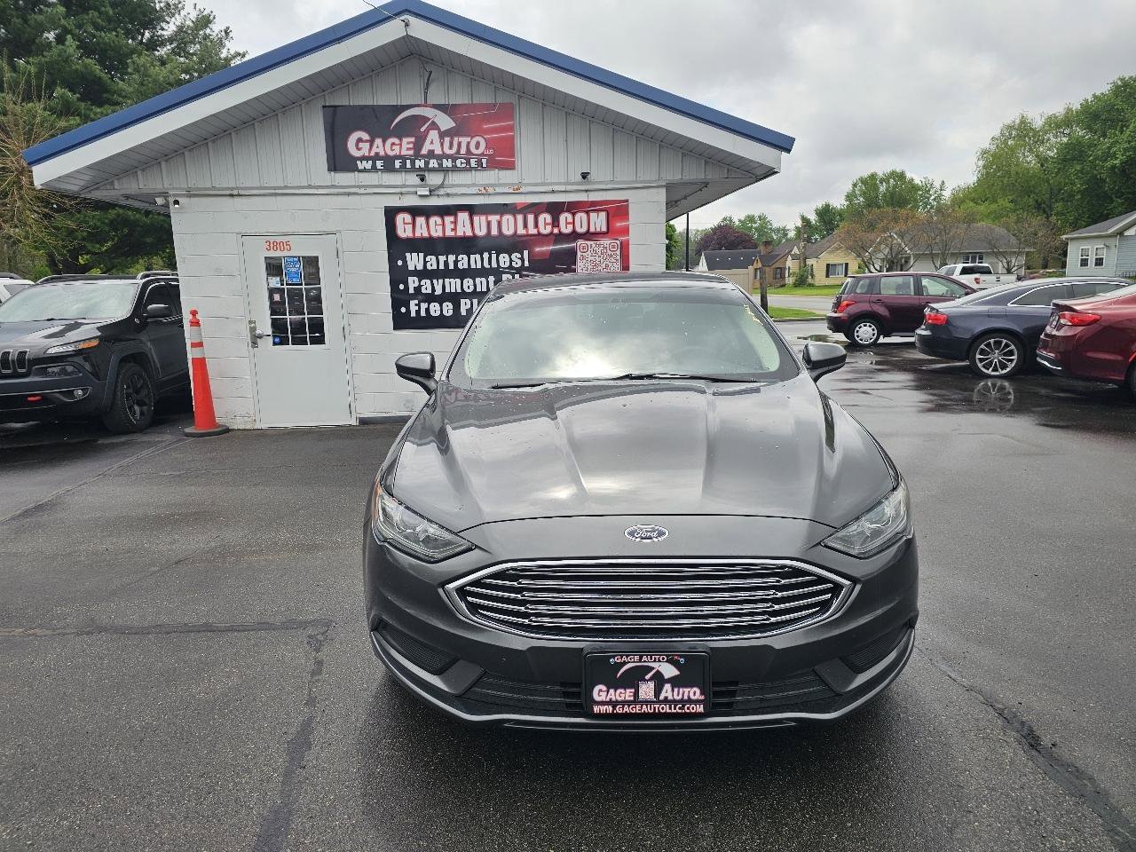 Used 2017 Ford Fusion SE FWD image 2