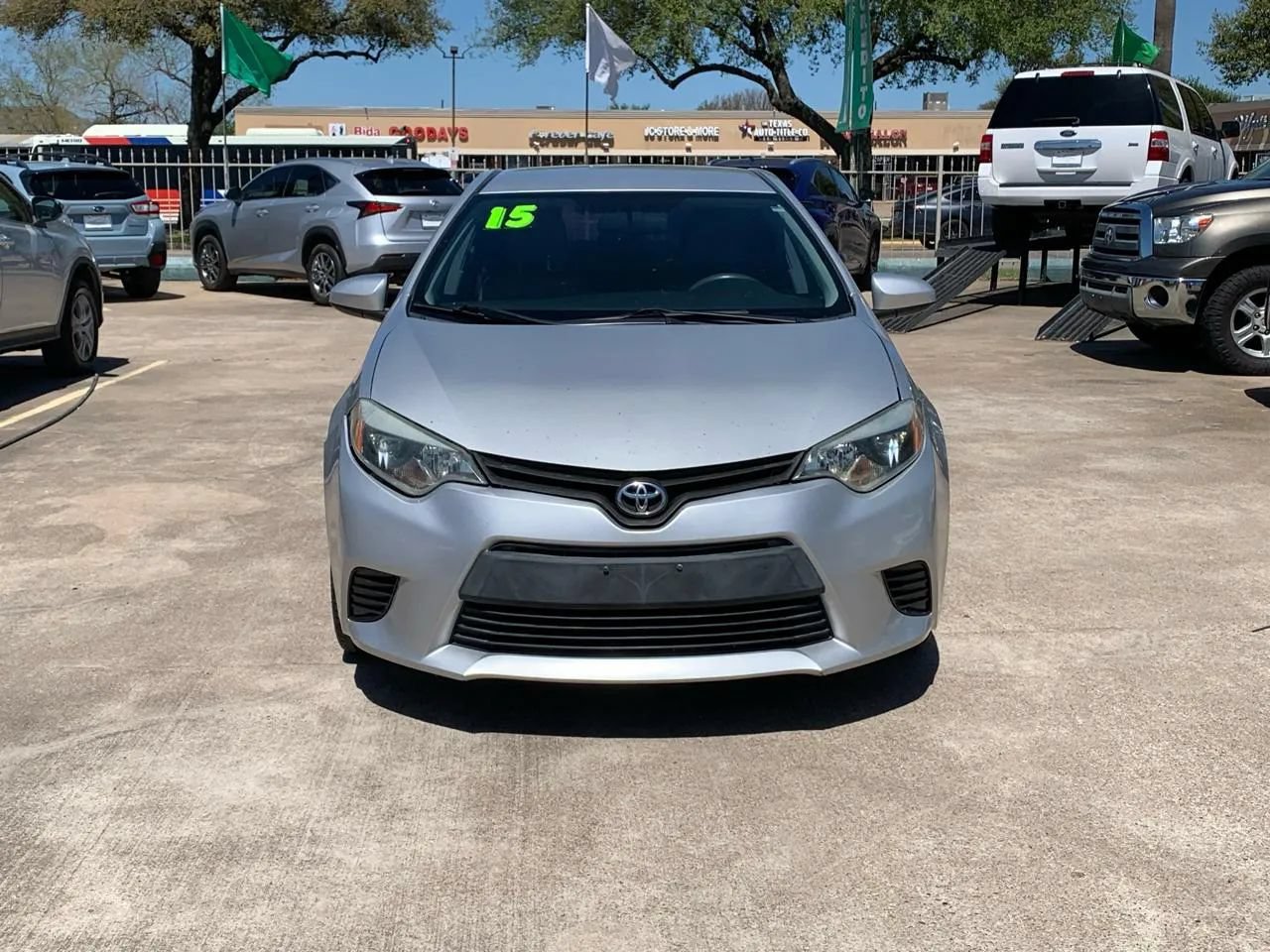 Used 2015 Toyota Corolla LE FWD image 2