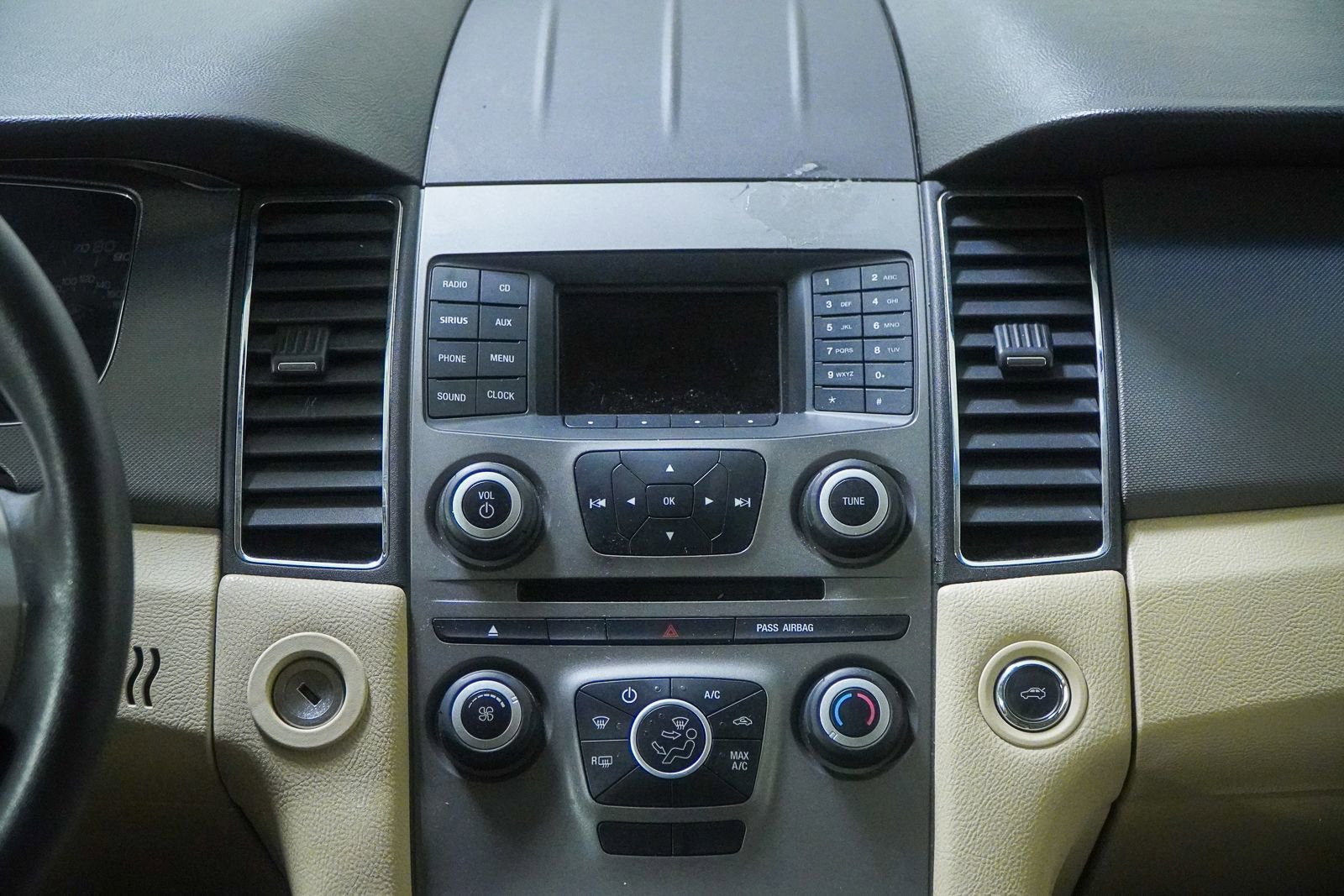 Used 2014 Ford Taurus SE FWD image 23