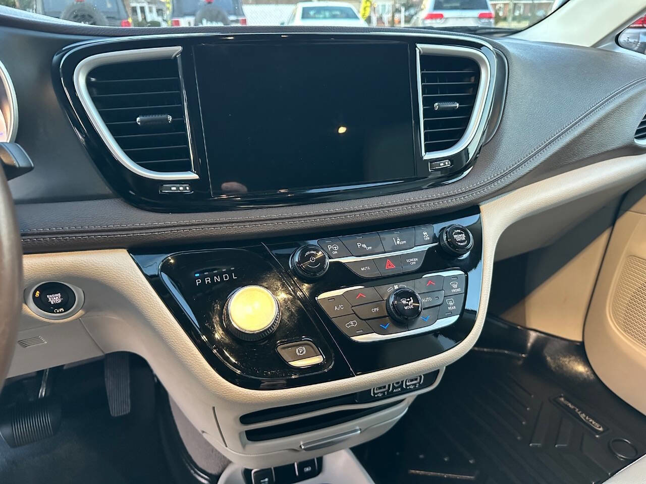 Used 2021 Chrysler Pacifica Touring-L FWD image 3