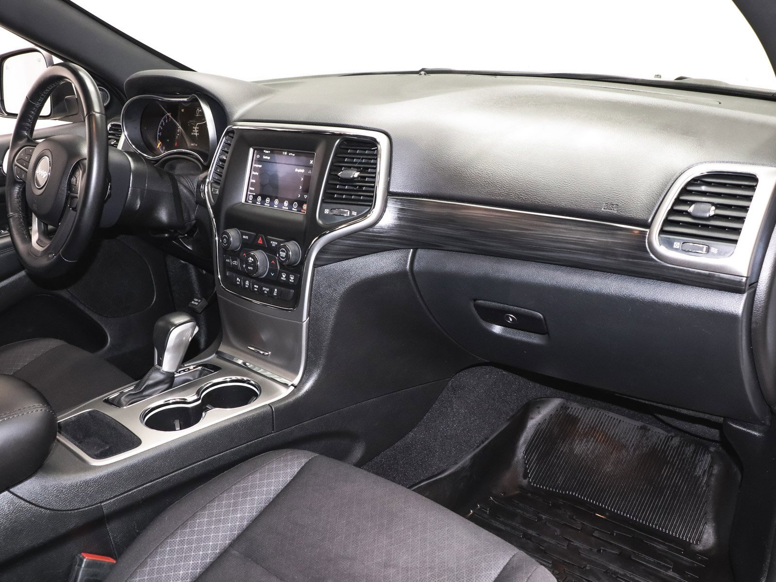 Used 2021 Jeep Grand Cherokee Laredo image 24