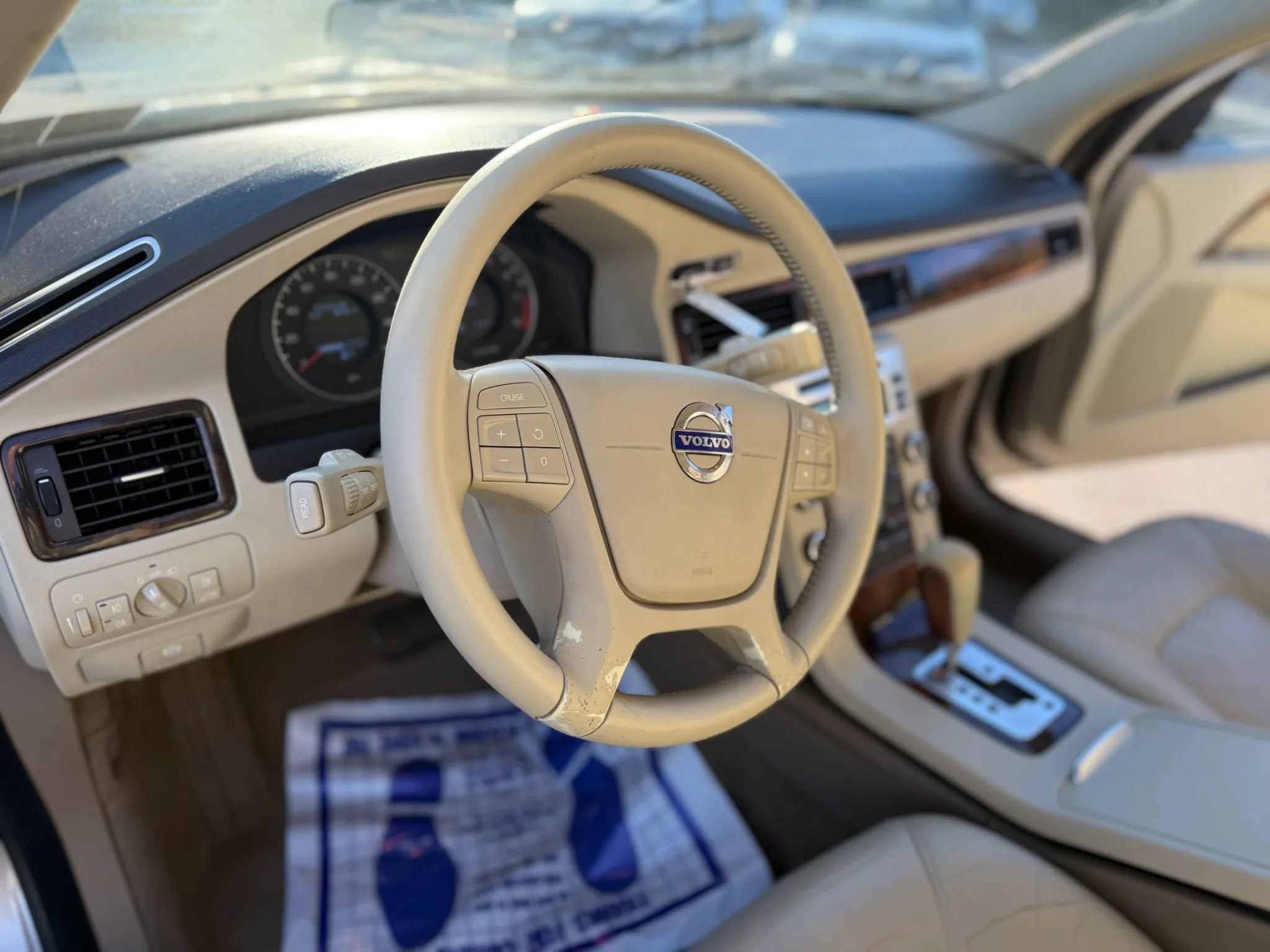 Used 2010 Volvo V70 R-Design FWD image 9