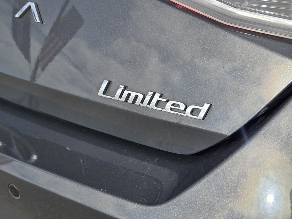 Used 2023 Hyundai Elantra Limited FWD image 5