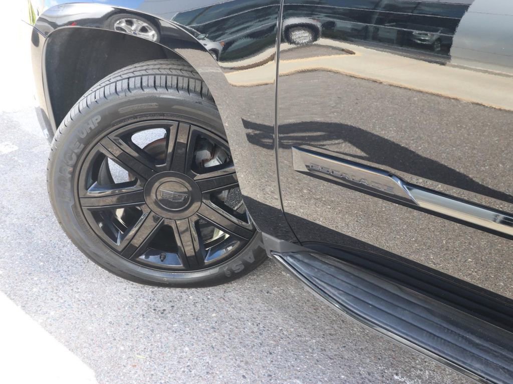 Used 2019 Cadillac Escalade Luxury image 3
