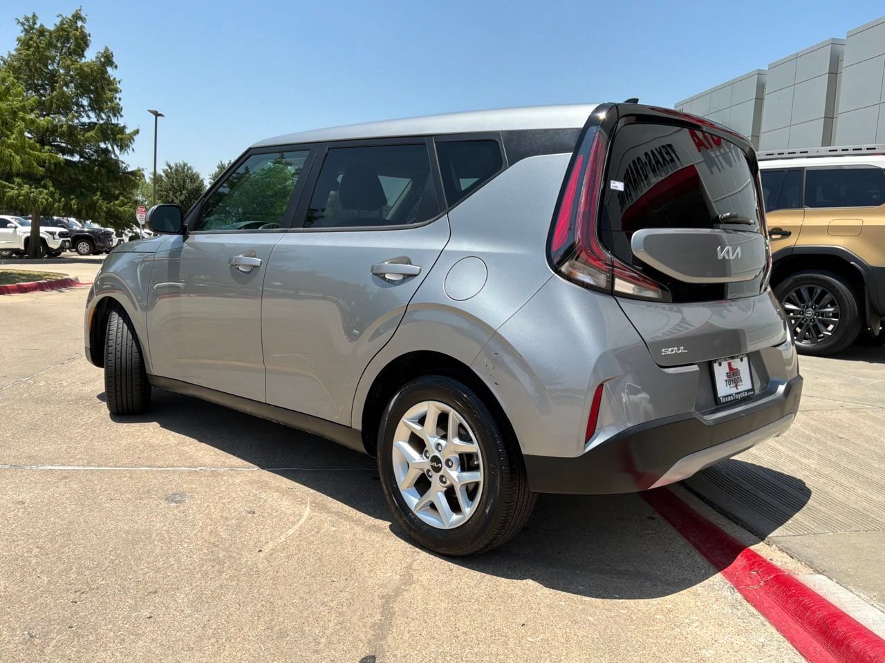 Used 2025 Kia Soul LX w/ LX Technology Package FWD image 8