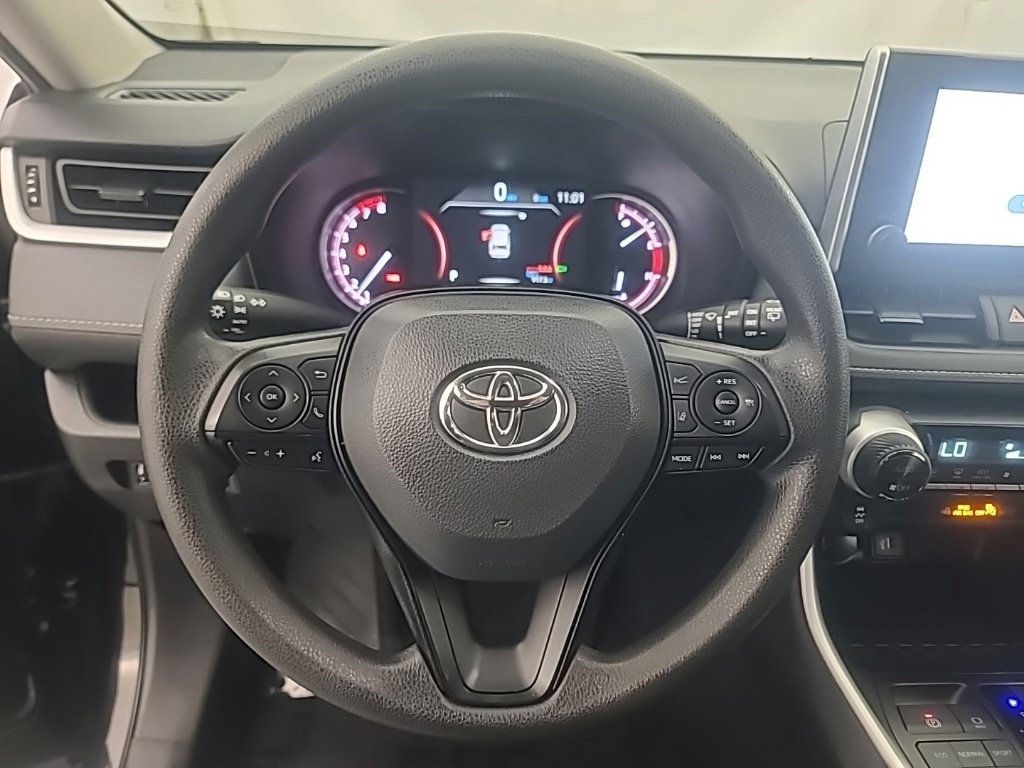 Used 2025 Toyota RAV4 XLE AWD/4WD image 30