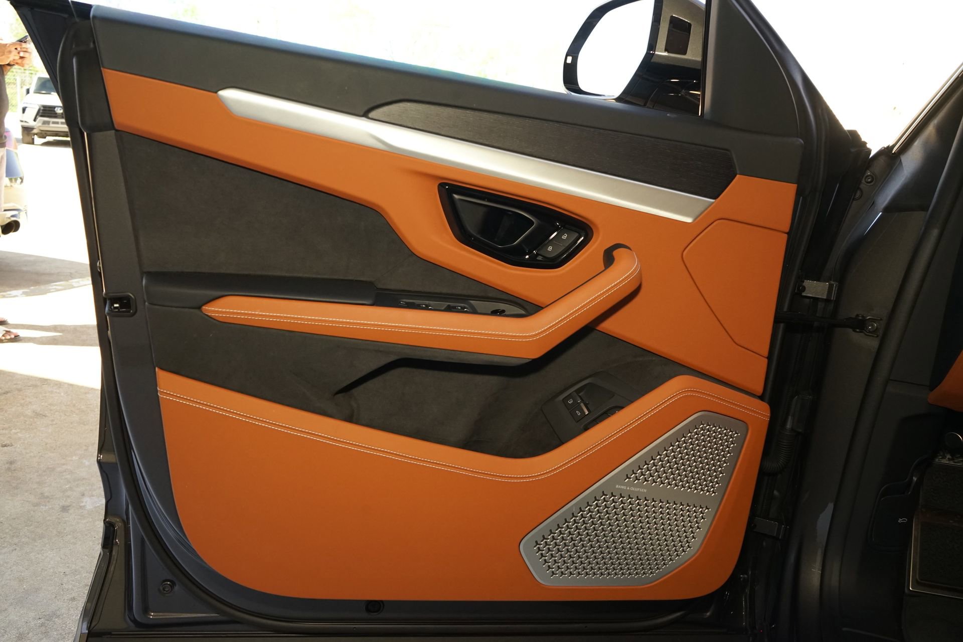 Used 2025 Lamborghini Urus SE image 28