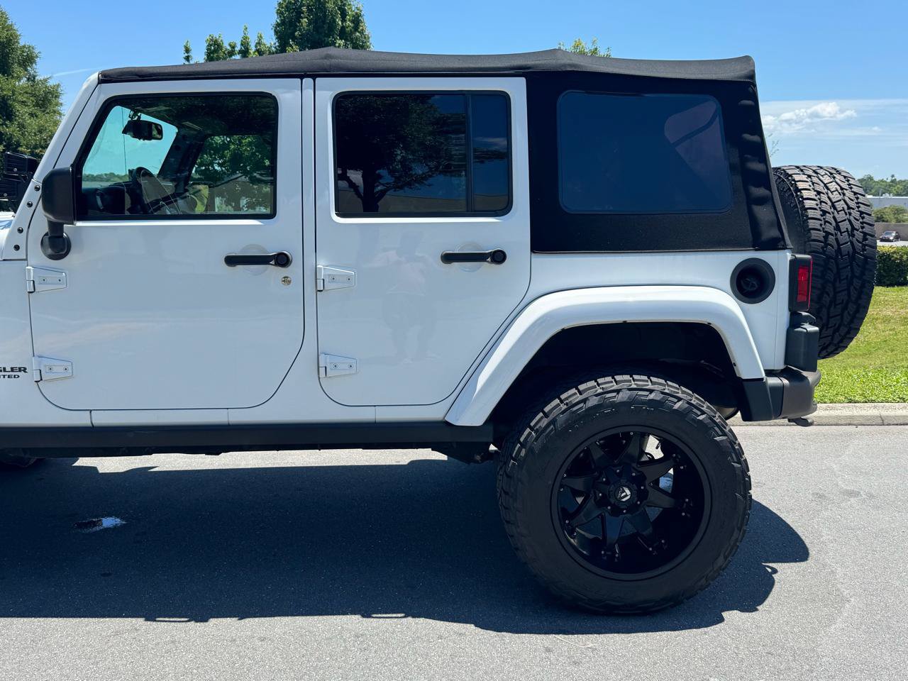 Used 2016 Jeep Wrangler Unlimited Sahara AWD/4WD image 9