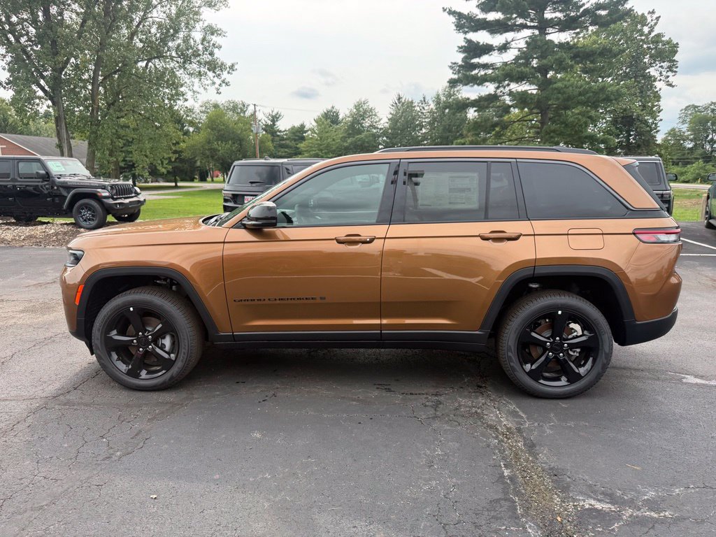 New 2026 Jeep Grand Cherokee Limited w/ Limited Altitude Package AWD/4WD image 7
