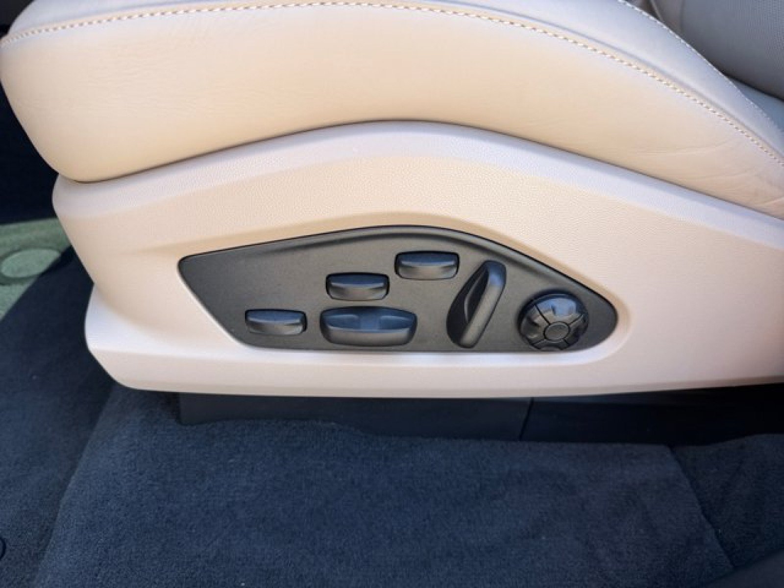 Used 2024 Porsche Macan 4 Electric w/ Premium Package AWD/4WD image 11
