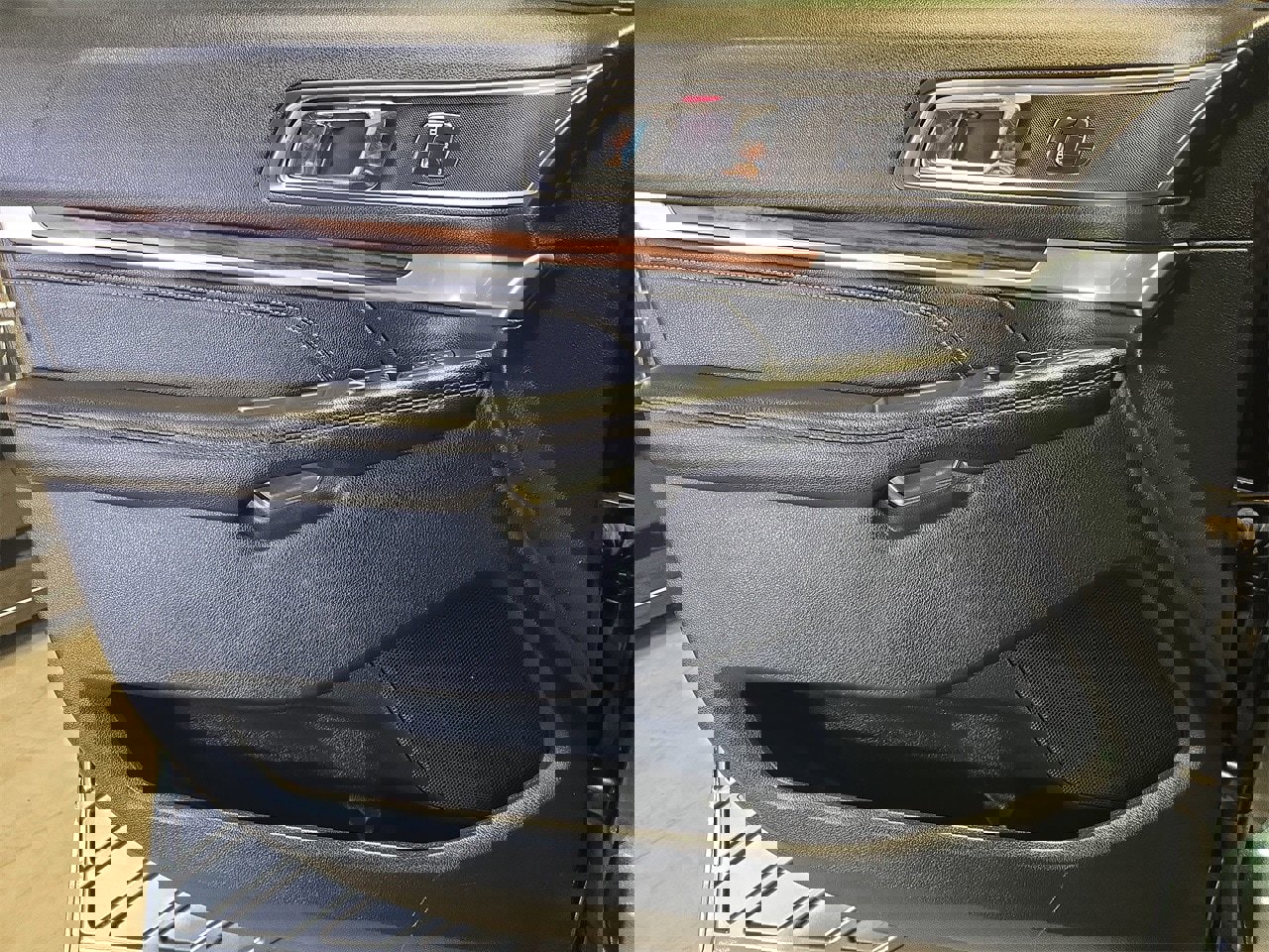 Used 2018 Ford Explorer Limited image 27