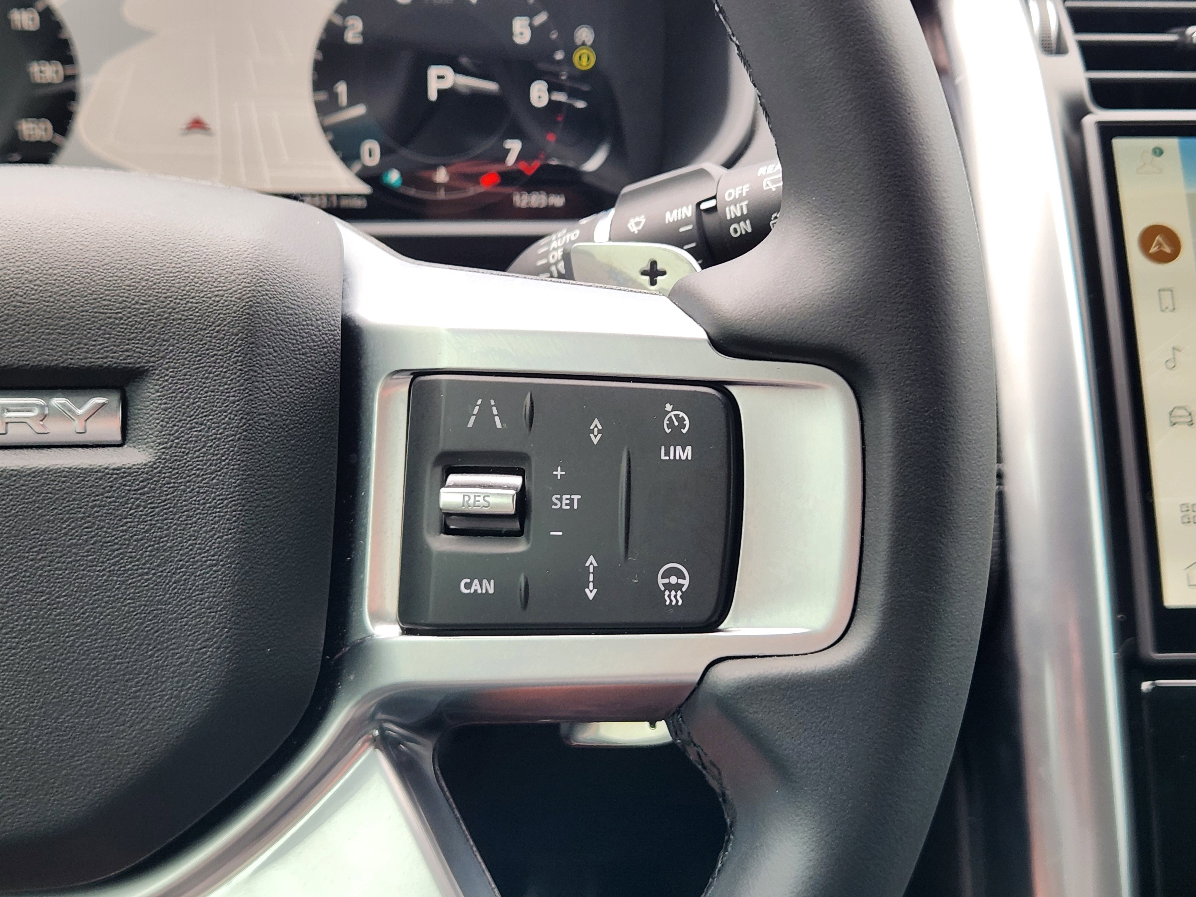 Certified 2025 Land Rover Discovery Dynamic SE AWD/4WD image 26