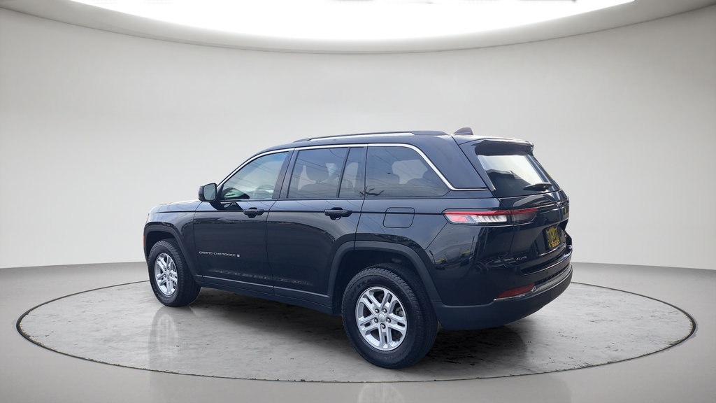 Used 2023 Jeep Grand Cherokee Laredo AWD/4WD image 5