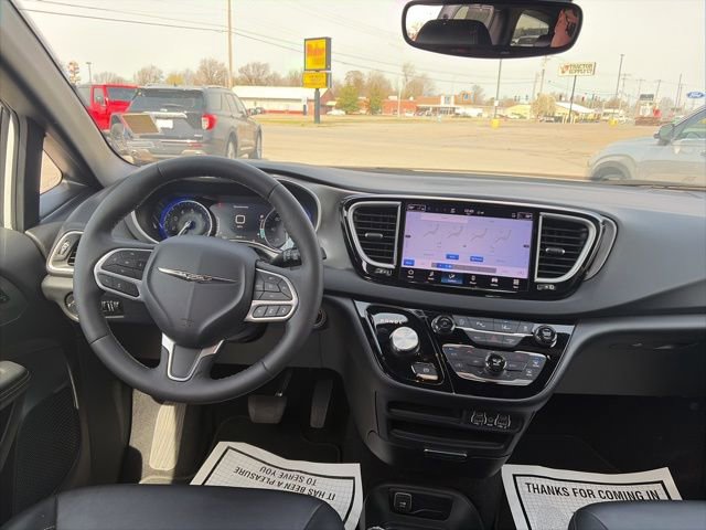 Used 2025 Chrysler Pacifica Select image 13