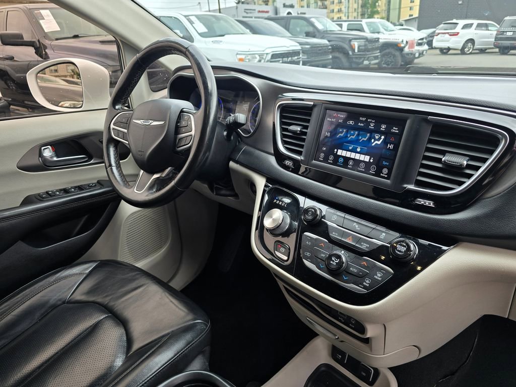 Used 2020 Chrysler Pacifica Touring-L FWD image 12