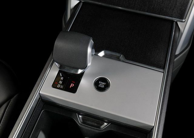 New 2025 Land Rover Range Rover SE image 13