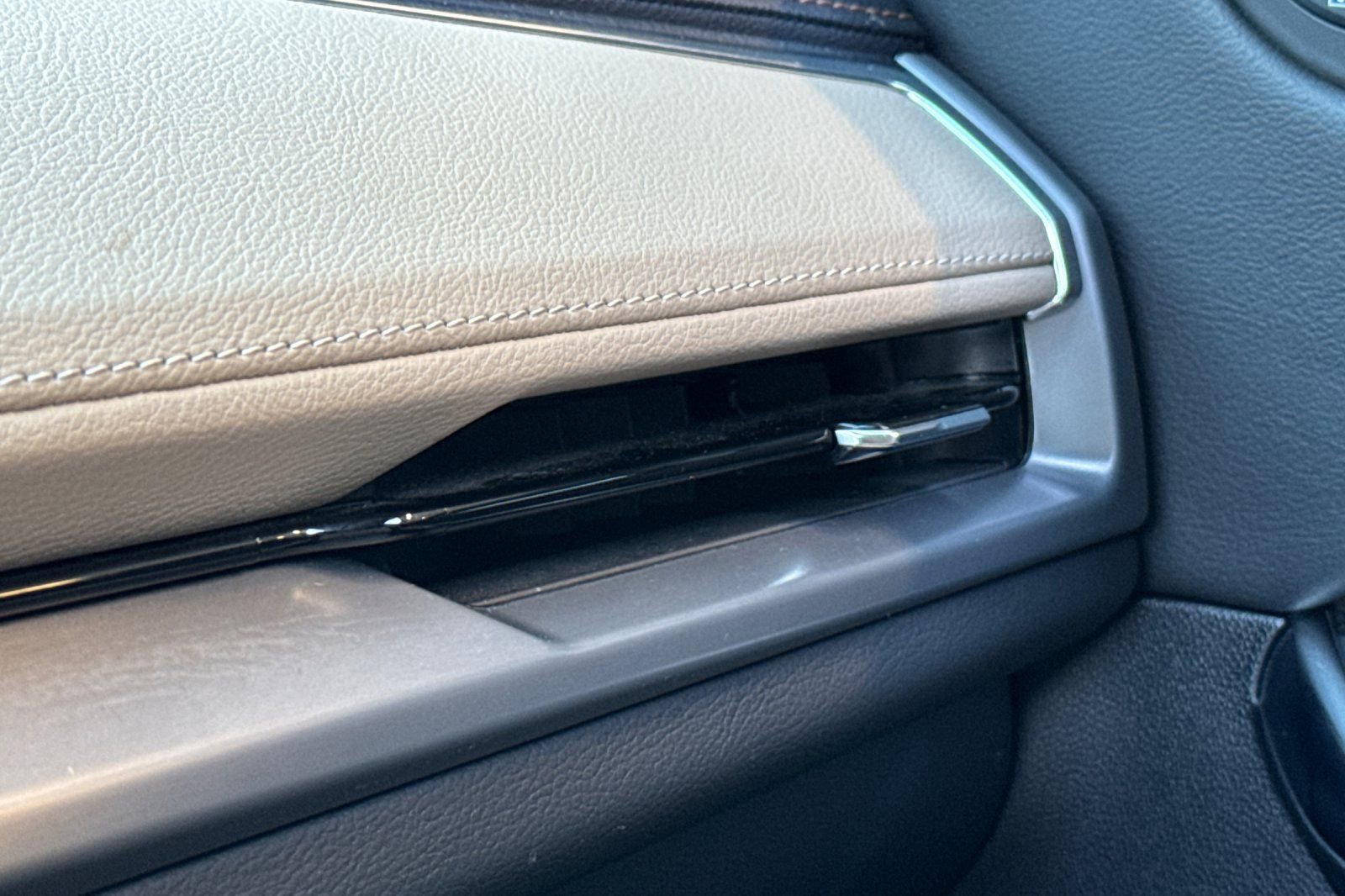 Used 2025 Cadillac XT4 Premium Luxury image 27