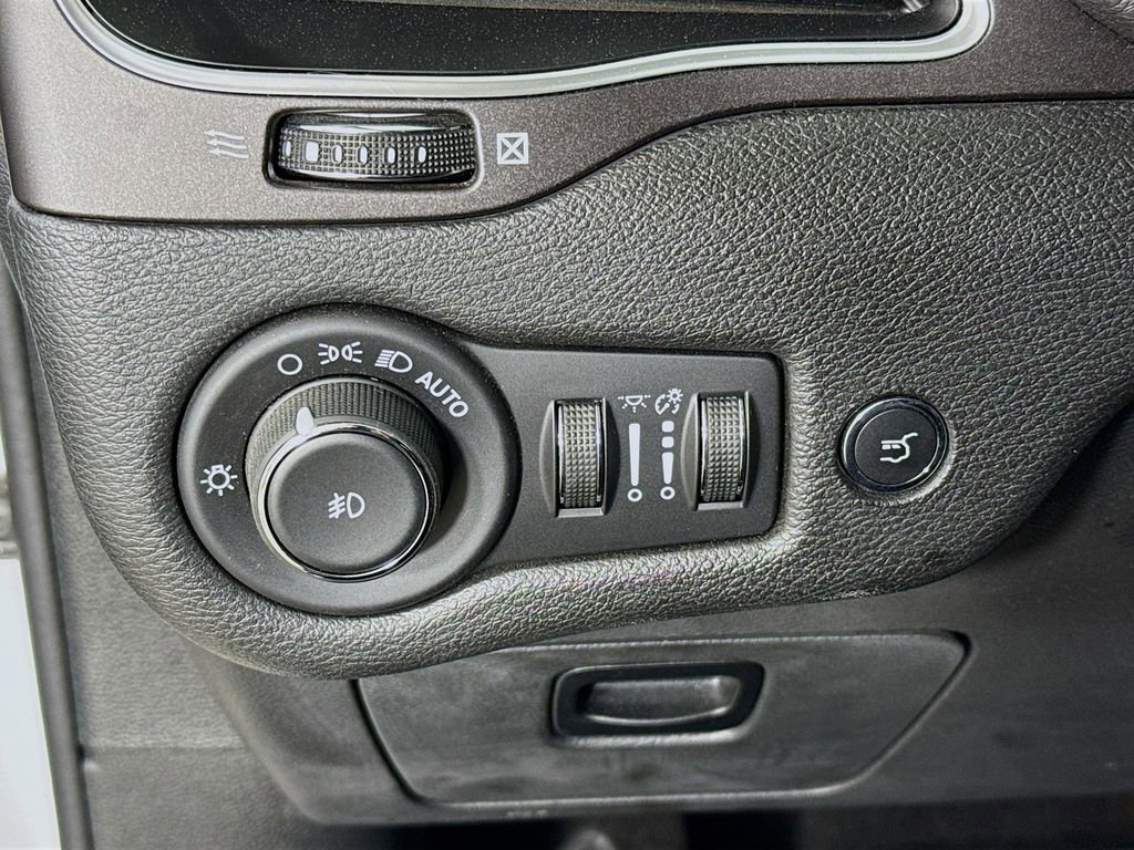 Used 2021 Jeep Cherokee Trailhawk w/ Sun, Sound & Nav Group AWD/4WD image 12