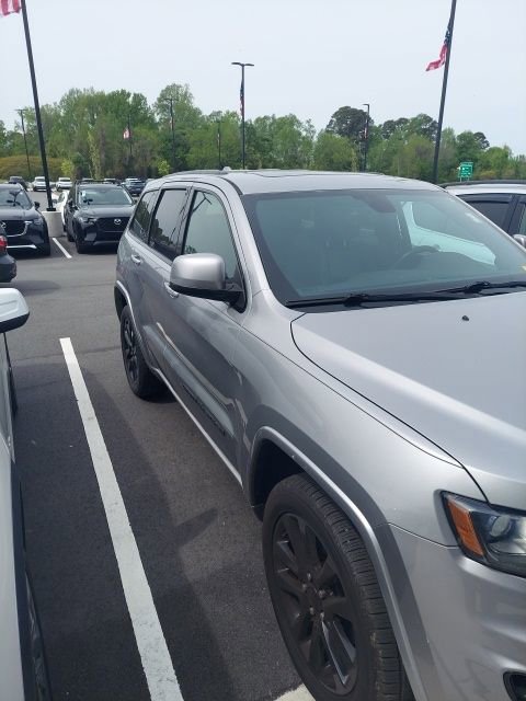 Used 2017 Jeep Grand Cherokee Altitude image 10