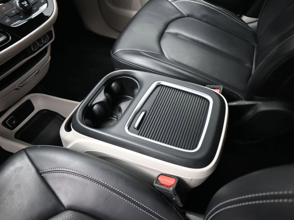 Used 2023 Chrysler Pacifica Touring-L FWD image 9