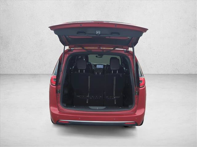 Used 2025 Chrysler Pacifica Select FWD image 9