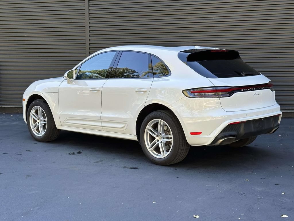Certified 2025 Porsche Macan AWD/4WD image 4