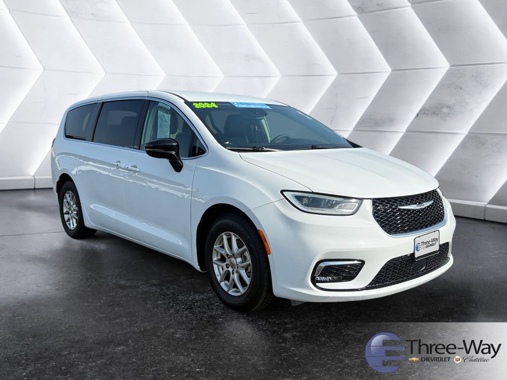 Used 2024 Chrysler Pacifica Touring-L image 7