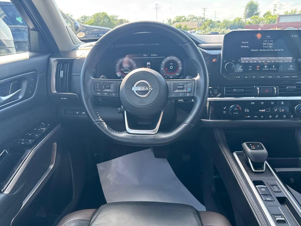 Used 2025 Nissan Pathfinder Platinum FWD image 17