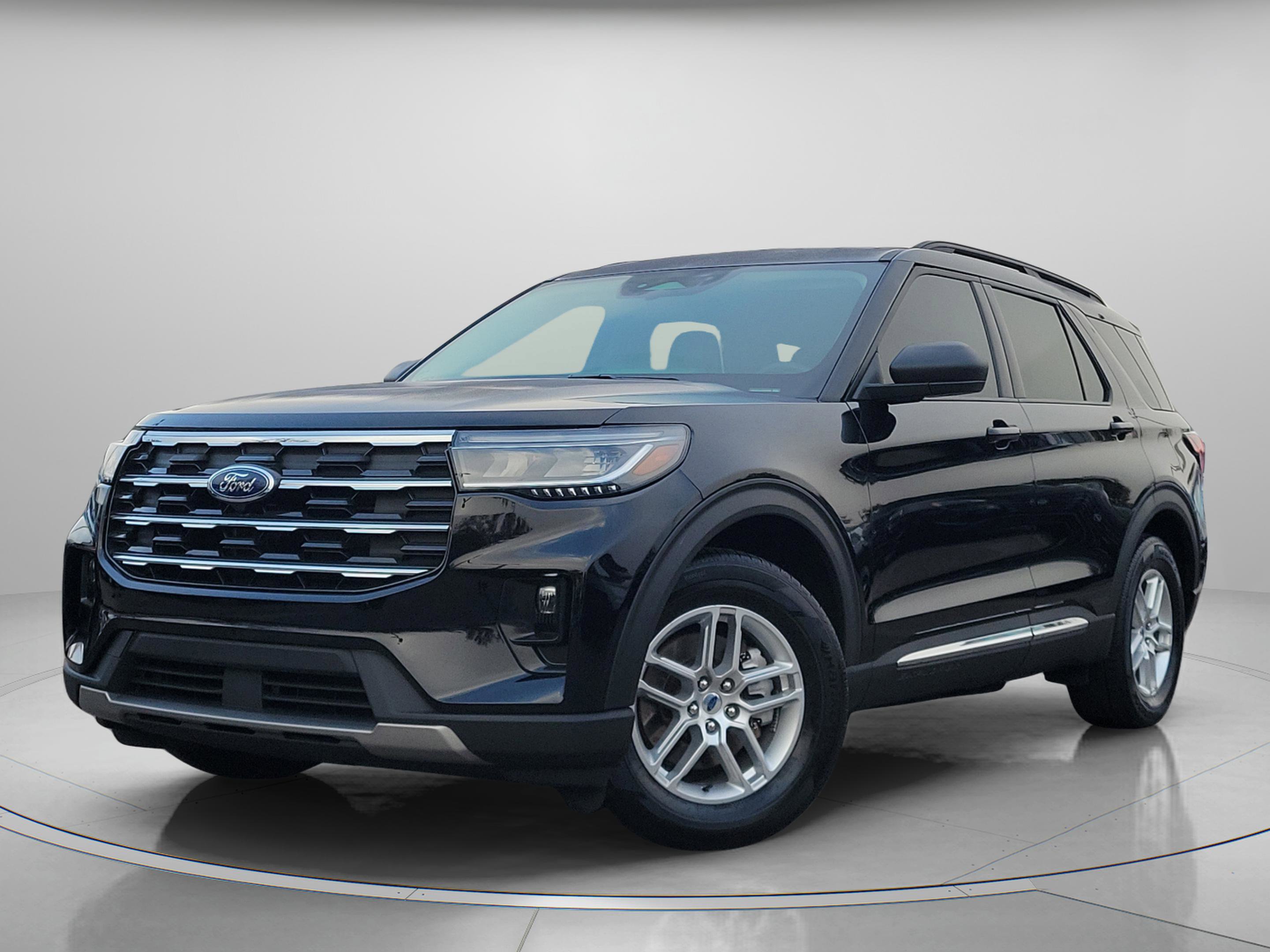 Used 2025 Ford Explorer Active w/ Active Comfort Package image 2