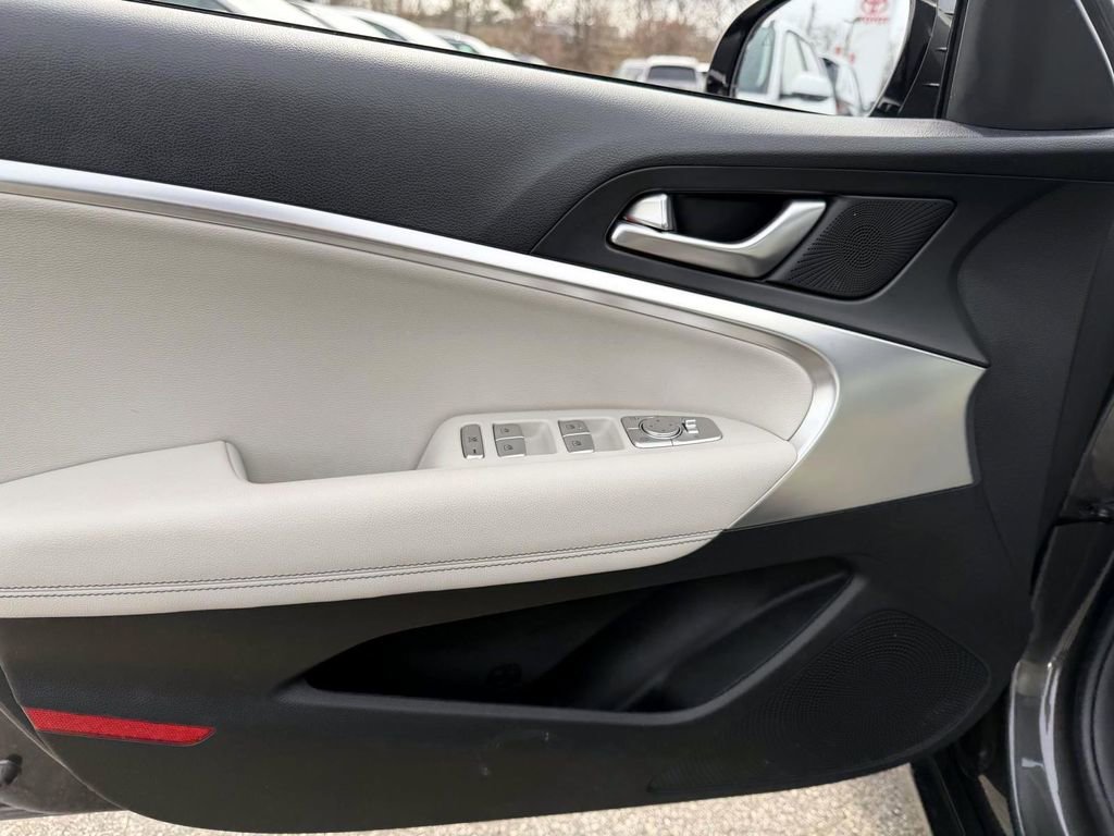 Certified 2025 Genesis G70 2.5T image 18